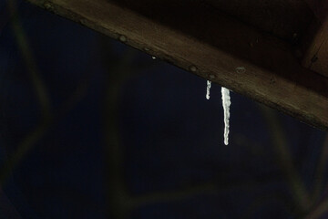 처마 끝에 맺힌 투명한 고드름의 겨울 풍경