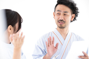 健康診断で保健師さんななどに保健指導される男性