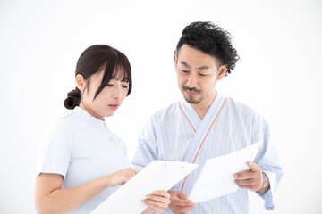 健康診断で保健師さんななどに保健指導される男性　ポシティブ