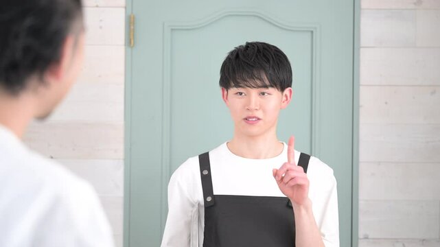 アルバイトやパート、カフェで働く若い20代の男性　求人や採用のイメージ　いらっしゃいませ！の動画