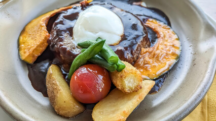 野菜いっぱいの焼きハンバーグ