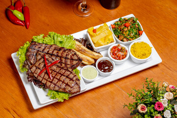 Prato almoço jantar carne com vinho servidos na mesa de restaurante
