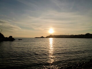 Obraz premium Sunset on the Pasalimani from Votsalakia beach, Piraeus, Greece