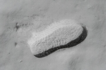 눈밭 위에 남겨진 선명한 신발자국의 흔적