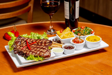 Prato almoço jantar carne com vinho servidos na mesa de restaurante