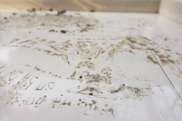 Artistic creation on a dirty surface in an indoor setting