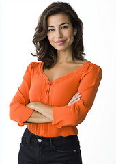 Mujer hermosa mirando a la cámara, con los brazos cruzados, vestida con ropa naranja y jeans negros, hermosa, segura de sí misma, que inspira confianza, elegante, de negocios, foto de presentación, fo