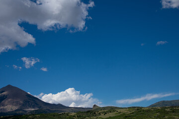 Obraz premium Clouds and blue skies over mountains in Southern Colorado