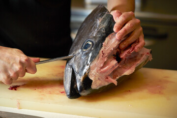 Cut the tuna head with a knife