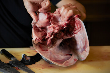Cut the tuna head with a knife