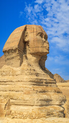 Majestuosa Esfinge de Giza, Egipto, bajo el cielo azul