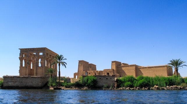 Templo Egipcio a Orillas del R&iacute;o