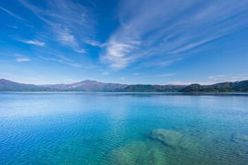 秋田県の美しい湖、秋の田沢湖の風景