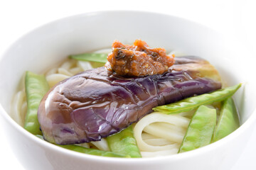 揚げた茄子と山椒味噌を乗せたうどん