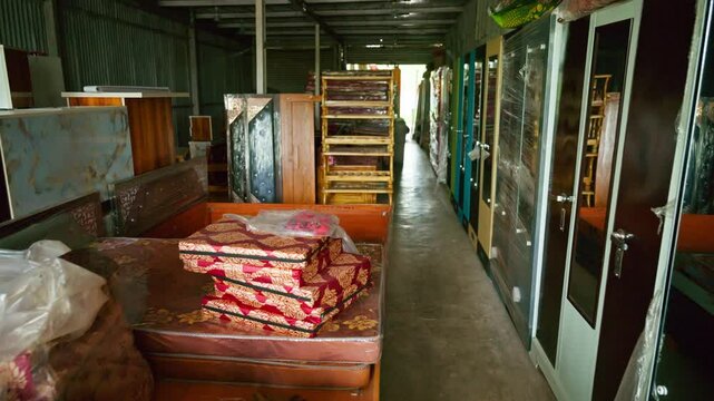 Showroom with mirrored cupboards and bedroom sets