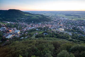 Heubach zur Blauen Stunde wenn die Lichter angehen, kurz nach Sonnenuntergang. Von der Burgruine Rosenstein aus fotografiert im Juni 2016.