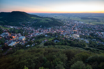 Heubach zur Blauen Stunde wenn die Lichter angehen, kurz nach Sonnenuntergang. Von der Burgruine Rosenstein aus fotografiert im Juni 2016.