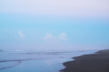 静かな海辺の風景と穏やかな波