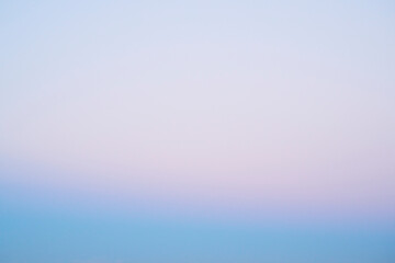 靄がかかった早朝の空