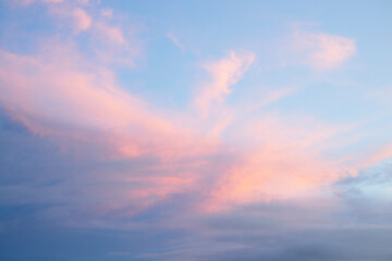 夕焼けに染まる幻想的な雲と空
