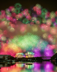 夜空に打ち上がるカラフルな花火 きほく燈篭祭 