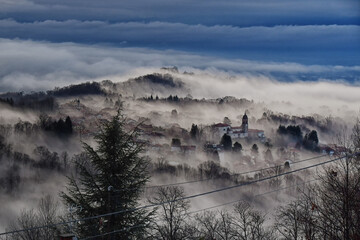 Il paesino di Graglia in valle Elvo, provincia di Biella, ammantato di nebbia