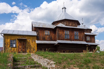 Drewniana, opuszczona cerkiew na wzniesieniu