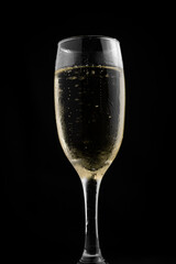 Brilho dourado: Taça de champanhe premium com bolhas efervescentes em fundo preto sofisticado e luxuoso