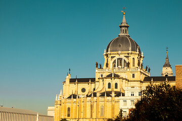 Fototapeta premium A beautiful architectural shot of a grand dome, possibly a historical building or church, captured under a bright sky. The golden tones and intricate design highlight the structure's elegance.