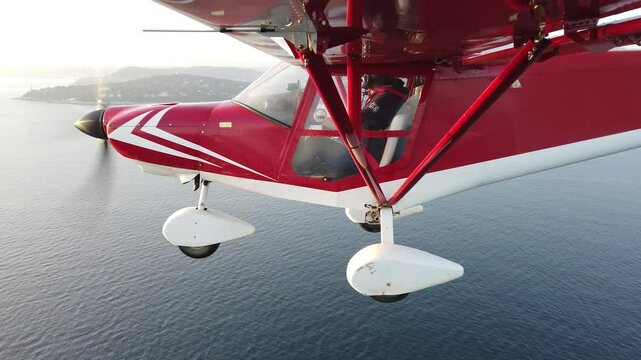 Avion en vol au dessus de la Riviera, baie de Cannes