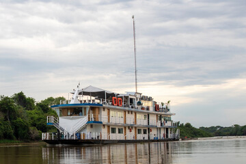 Ein Hotelboot auf einem Fluss im brasilianischen Pantanal