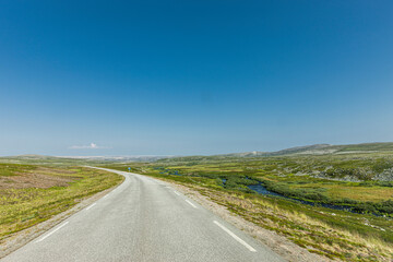 Fylkesvei  im Norden Norwegens in Sørvanger Halbinsel - obrazy, fototapety, plakaty