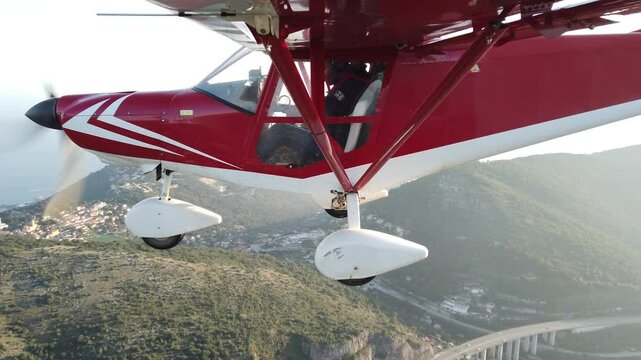 Avion en vol au dessus de la Riviera, arriv&eacute;e vers Monaco