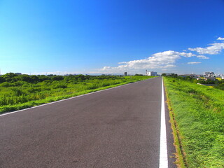誰もいない8月の猛暑日の江戸川サイクリング道路風景