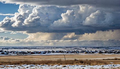 Le ciel est en train de se d&eacute;cha&icirc;ner sur la petite ville endormie.