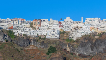 Fototapeta premium Maisons blanches de la ville de Fira à Santorin depuis la Caldeira. île des Cyclades, Grèce.