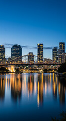 Fototapeta premium Brisbane at Dusk: Story Bridge & City Skyline Reflecting in River, Queensland - Nightscape Beauty