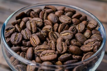 Medium Roast Arabica Coffee Beans in Glass Bowl – Rich Aroma and Balanced Flavor