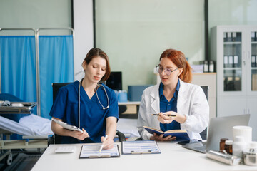 Obraz premium Doctors and nurses collaborating in a modern medical office, showcasing teamwork and patient care.