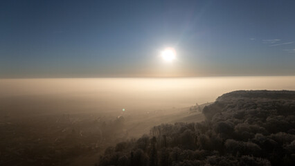 Vue du ciel. Lever du soleil, sur un village champenois arboré et entouré de vignes.