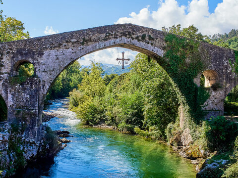 Bridge over the Sella River, Known as the Roman Bridge of Cangas de On&iacute;s, the &ldquo;Puente Vieyu&rdquo; or Puent&oacute;n. Cangas de On&iacute;s, Asturias, Spain, Europe