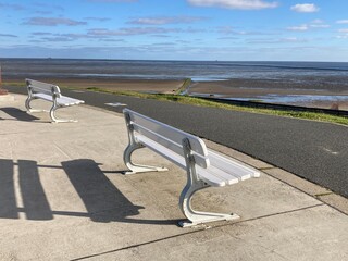 Bänke an der Strandpromenade von Cuxhaven mit Blick auf die Nordsee und das niedersächsische...