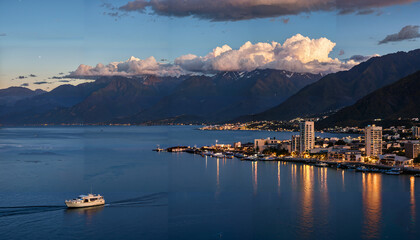 Naklejka premium Le calme d'une ville côtière à la tombée du jour