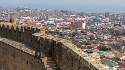 Obraz premium The neighborhoods of Derbent are visible from above because of the fortress wall of the ancient citadel of Naryn-Kala. The city of Derbent on the shores of the Caspian Sea in the Republic of Dagestan.