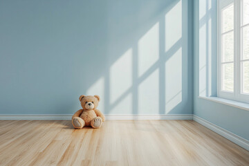 Une chambre d’enfant entièrement vide avec des murs bleus, un sol en bois clair et un ours en peluche posé contre le mur.