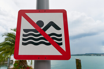 Schild mit dem Hinweis auf Badeverbot im Hafen von Überlingen am Bodensee in Deutschland