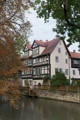 Fototapeta premium idyllisch gelegene Wohnhäuser am Fluss Gera in der Innenstadt von Erfurt im Bundesland Thüringen