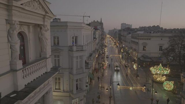 Przelot dronem nad ulicą Piotrkowską w Łodzi