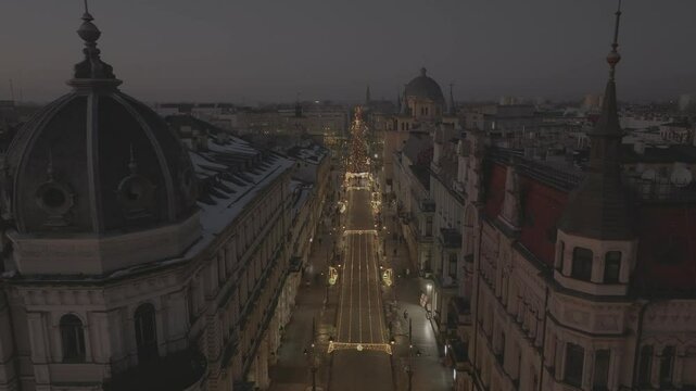 Przelot dronem nad popularną ulicą
