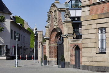 Düsseldorf, prunkvolles Einfahrtstor an der Ritterstraße am Rhein